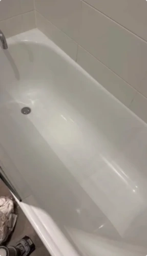 Customer review photo of a refreshed acrylic bathtub